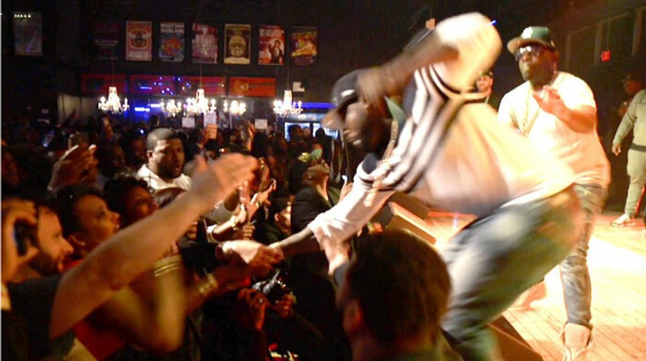 50 Centa stiahla fanúšička z pódia. Uštedril jej úder do hrude