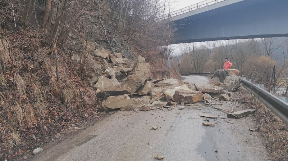 Rozhodovali sekundy: Pri Dolnom Kubíne sa na cestu zrútilo obrovské skalné bralo