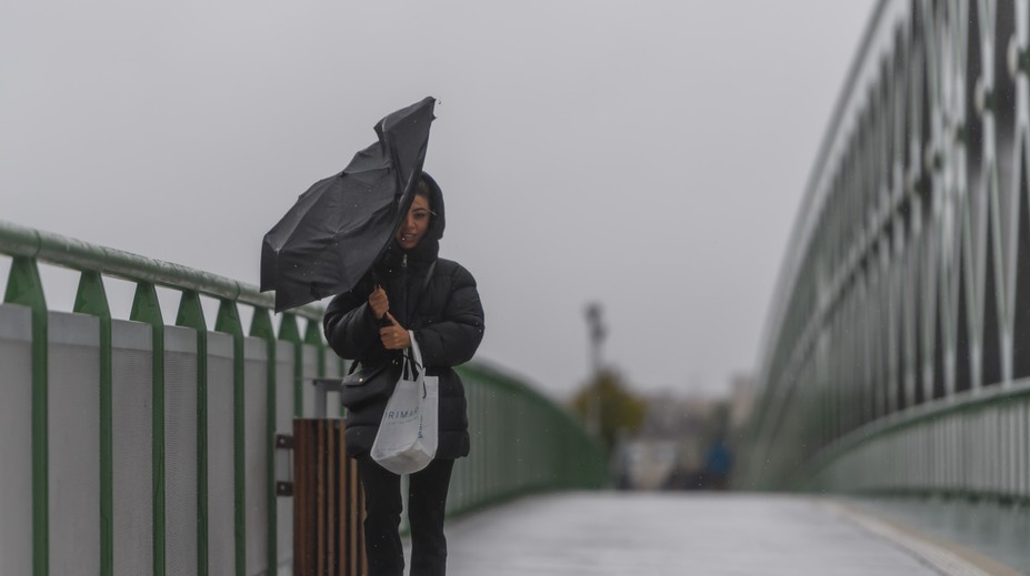 „Držte si klobúky, hrozí až orkán“. Na Slovensku bude v sobotu vyčíňať silný vietor, SHMÚ vydal výstrahy