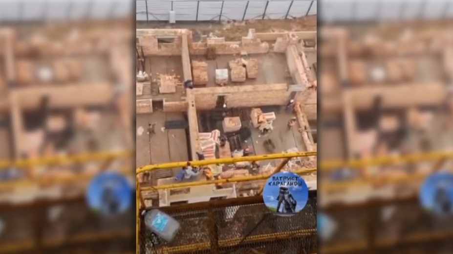 VIDEO: Takúto bitku ste ešte nevideli. Dve skupiny robotníkov po sebe začali hádzať tehly