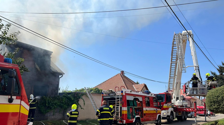 V Šoporni horí rodinný dom, na mieste zasahuje 30 hasičov