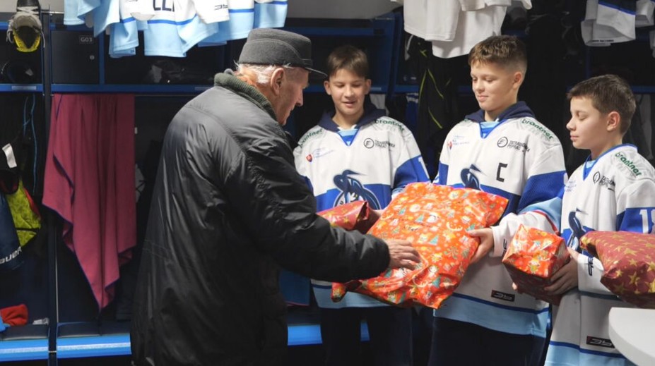 Vianoční pomocníci opäť rozdávajú dobro. Aj mladí popradskí hokejisti obdarovali miestnych seniorov