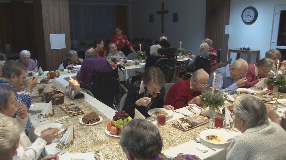 Na Vianoce sa tam spája smútok s radosťou. Strávili sme Štedrý večer so seniormi v zariadení vo Svidníku