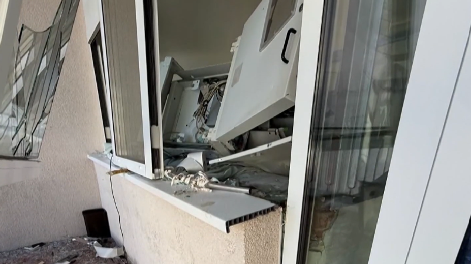 Bankomat pri Trenčíne vyhodil do vzduchu a ukradol tisíce eur. Polícia má páchateľa