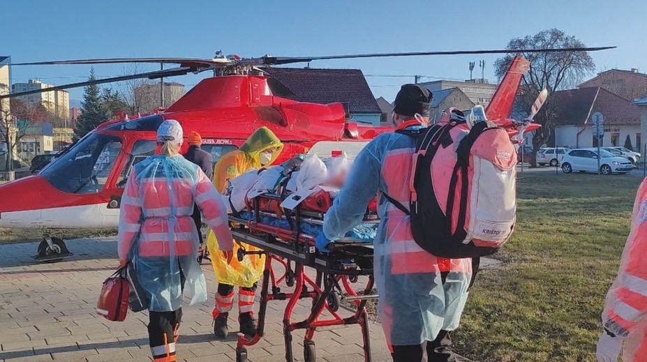 Kým niekto nezomrie, nie je voľný prístroj na záchranu druhého. Záchranári prevážajú najviac pacientov