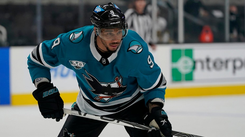 Škandál v NHL: Krídelník "žralokov" mal falošnú vakcinačnú kartu