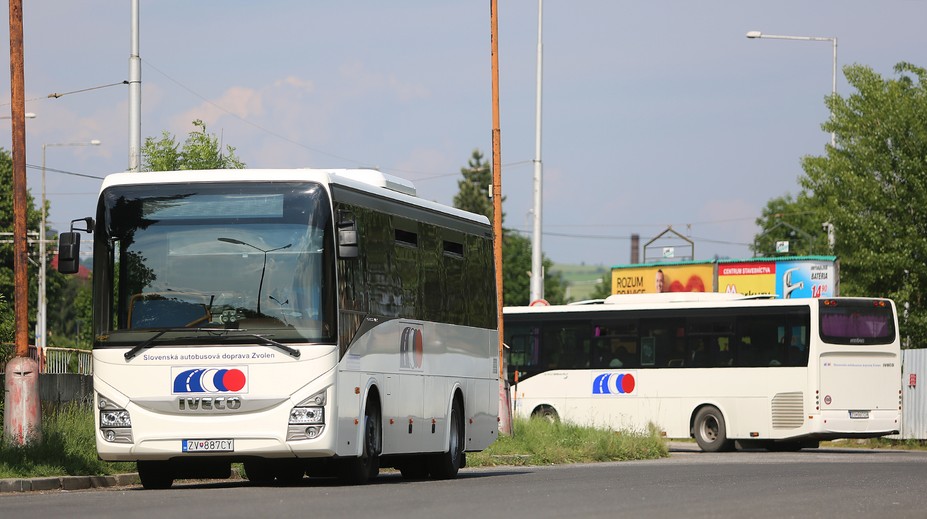 Od roku 2026 budú mnohí seniori cestovať zadarmo len s kartou. Kto si ju nevybaví, zaplatí