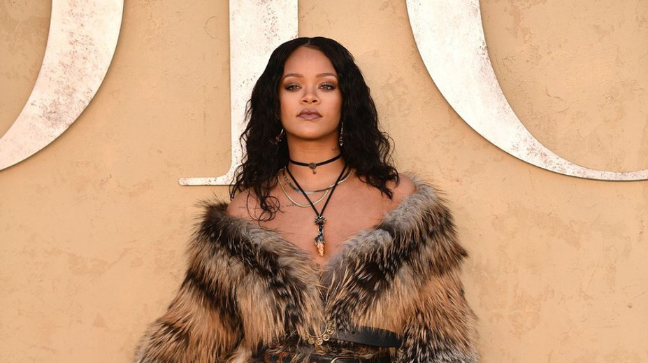 Rihanna opäť šokuje. Na tento outfit budú mnohí hromžiť
