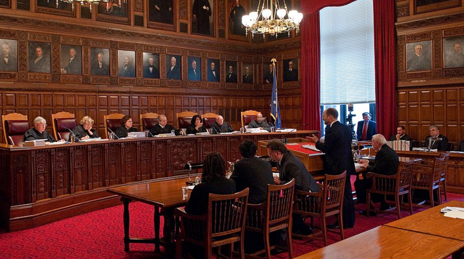 Vládny úradník 10 rokov nechodil do práce a bral plat. Najvyšší súd rozhodol o historickom treste