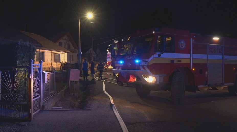 Obrovský nočný požiar pri Brezne. Plamene zasiahli 10 stavieb, škody odhadli na 400-tisíc eur