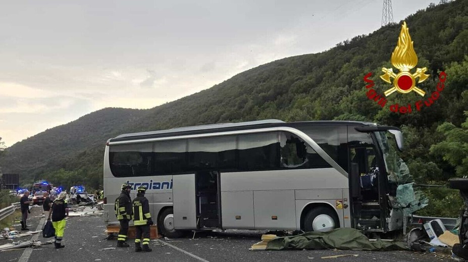 FOTO: Tragická nehoda v Taliansku. Autobus sa čelne zrazil s karavanom, hlásia mŕtvych aj desiatky zranených
