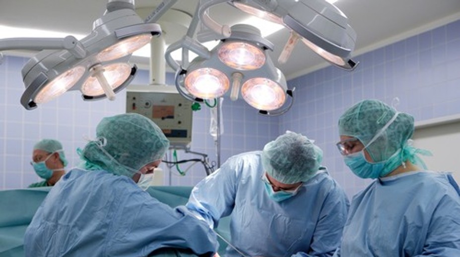 Banálna plastická operácia dopadla tragicky. Krátko po anestézii sa žene zastavilo srdce