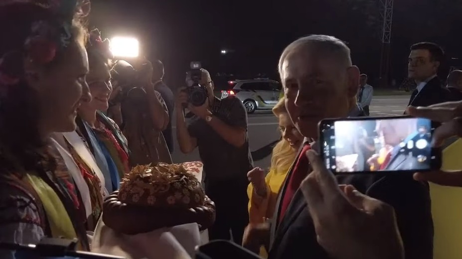 Škandál na návšteve Ukrajiny: Manželka izraelského premiéra zahodila chlieb so soľou