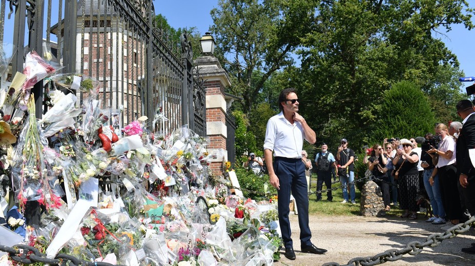 FOTOGALÉRIA: Pohreb Alaina Delona sprevádzali prísne opatrenia. Smútiaci museli odovzdať telefóny