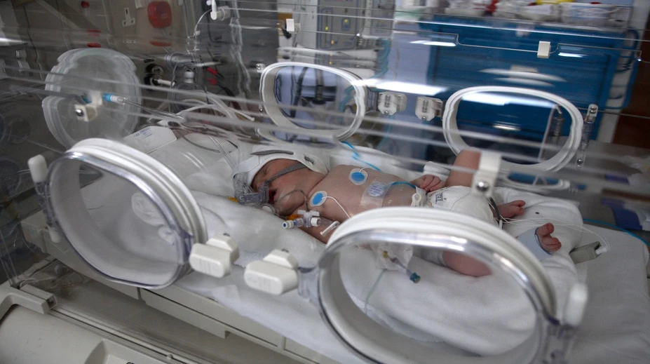 Žena náhle zomrela pri pôrode, no vďaka jej hrdinstvu sa podarilo zachrániť bábätko. Lekári hovoria o zázraku