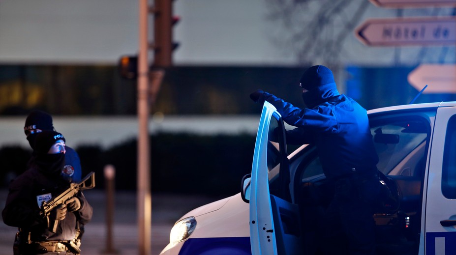 Vo francúzskom Le Havre prepadli banku, muž drží piatich ľudí ako rukojemníkov