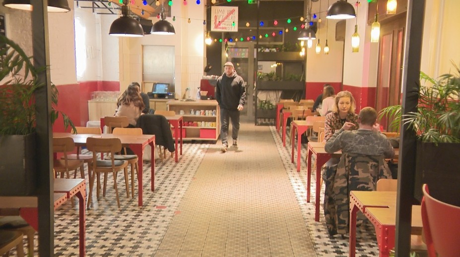 Napriek očakávaniam mestá nežijú. V reštauráciach a baroch sú večer len verní zákazníci