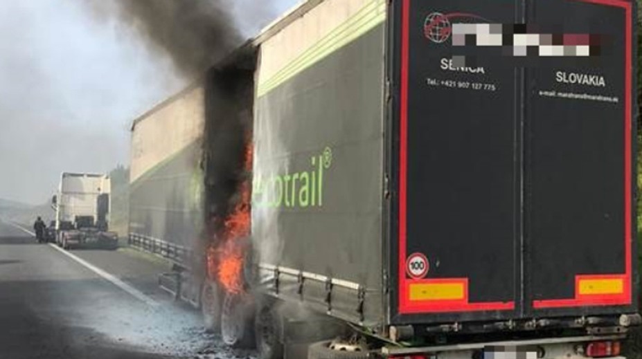 Na diaľnici D2 smerom do Bratislavy blokoval cestu horiaci kamión