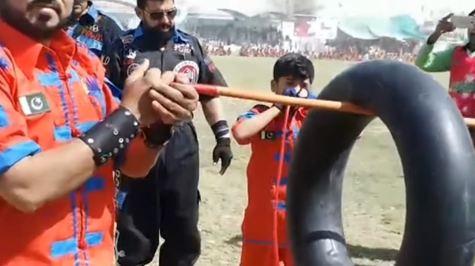 VIDEO: Desaťročný silák vám vyrazí dych. Nosom nafúkal pneumatiku