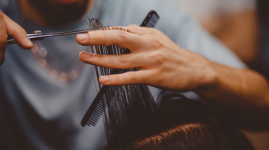 Bezdomovec sa dostal do rúk kaderníkovi. Po premene ho nespoznáte ani vy