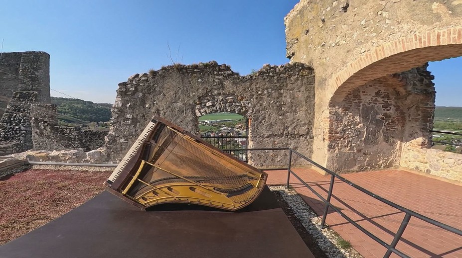 Klavír, ktorý hrá bez hudobníka. Na hrade Beckov vznikol zvukový zázrak