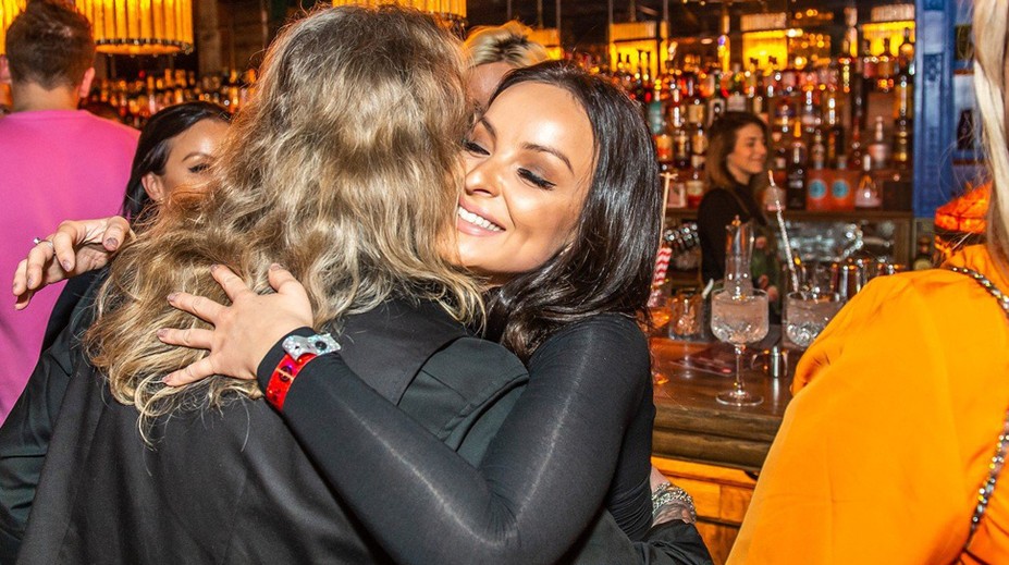 Schyľuje sa k ďalšiemu celebritnému rozvodu? Známeho speváka nachytali s inou