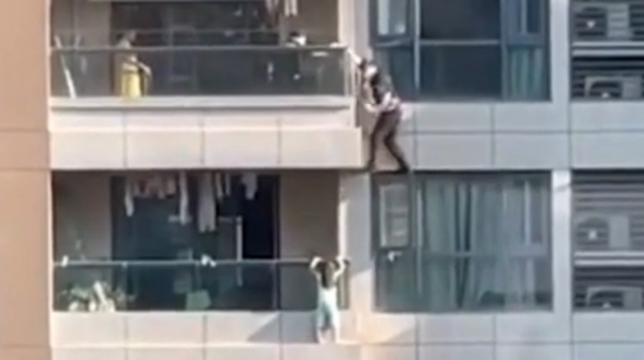 VIDEO: Hasič sa stal hrdinom. Z balkóna zachránil visiace dievčatko