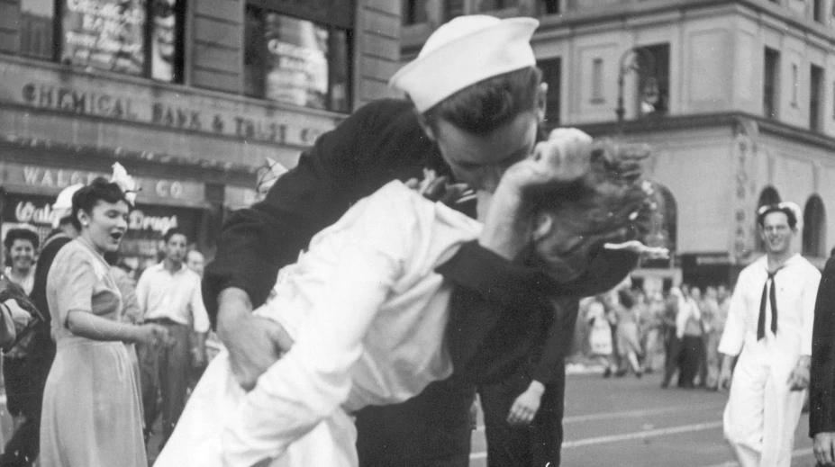 Zomrela sestrička z legendárnej fotografie, ktorá symbolizovala koniec vojny