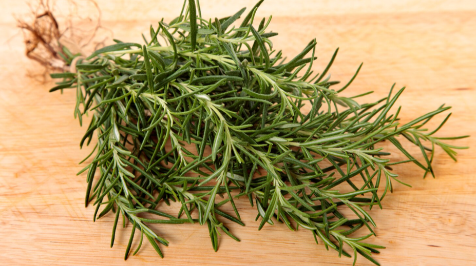 Zabudnutá bylina z kuchyne starých mám. Pomáha tráveniu, svalom aj vlasom