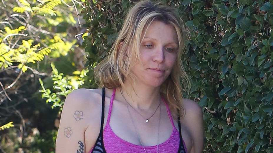 Aj toto s ňou urobili drogy. Courtney Love strašila bez mejkapu