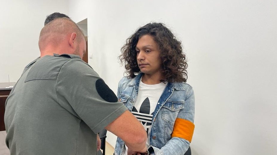 Muž prezlečený za ženu, ktorý dobodal v Trenčíne 17-ročné dievča, sa verdiktu dnes nedočkal