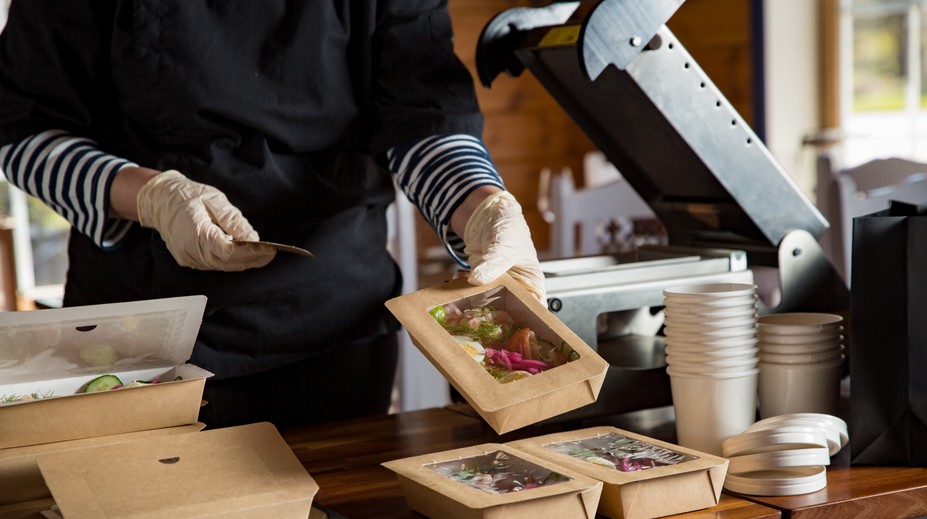 Porušujú zákon? Mnohé reštaurácie si pri jedle so sebou účtujú aj extra sumu za obal