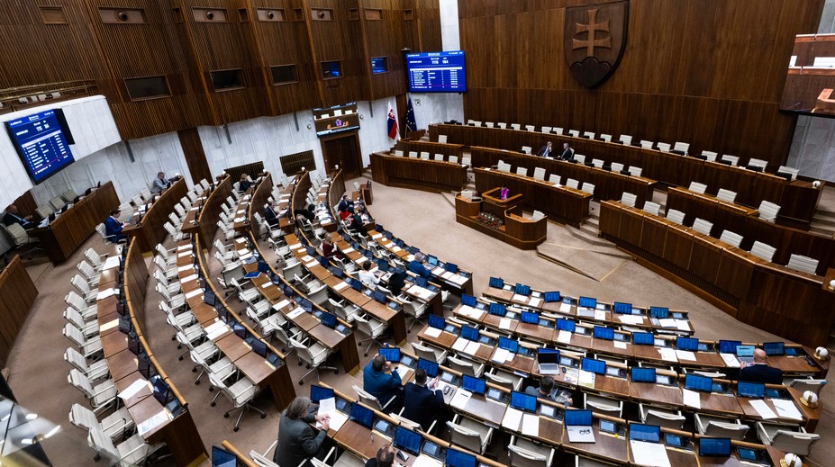 Rozhodnutie Ústavného súdu: Vláda mala pre vysoký dlh Slovenska okamžite požiadať o dôveru