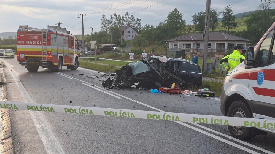 FOTO: Oživovali ho aj miestni. Vodič (†33) po náraze do betónového stĺpa vypadol z auta