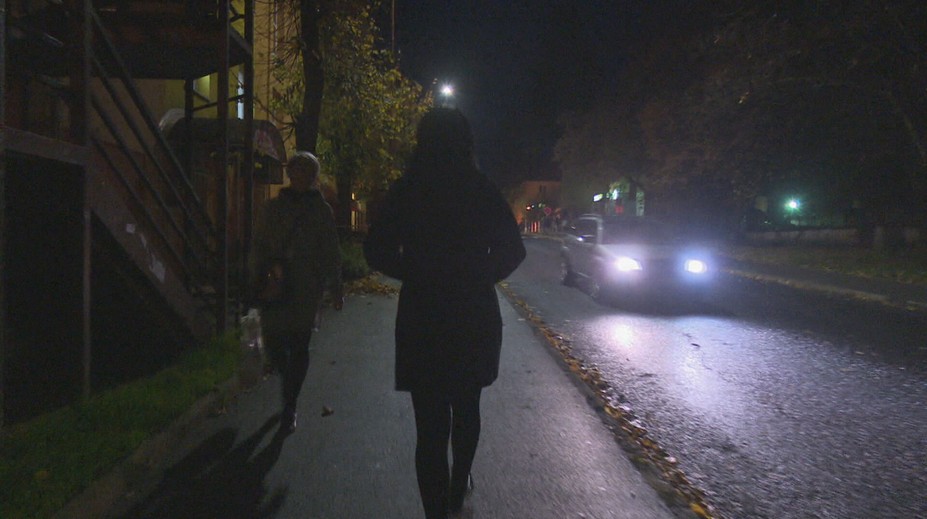 Skoré stmievanie prináša dilemu - dobrý deň či večer? Takto sa má zdraviť po správnosti