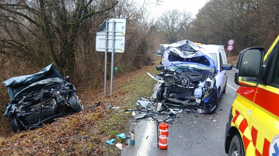 Dopravná nehoda na západe Slovenska. Zranili sa traja ľudia