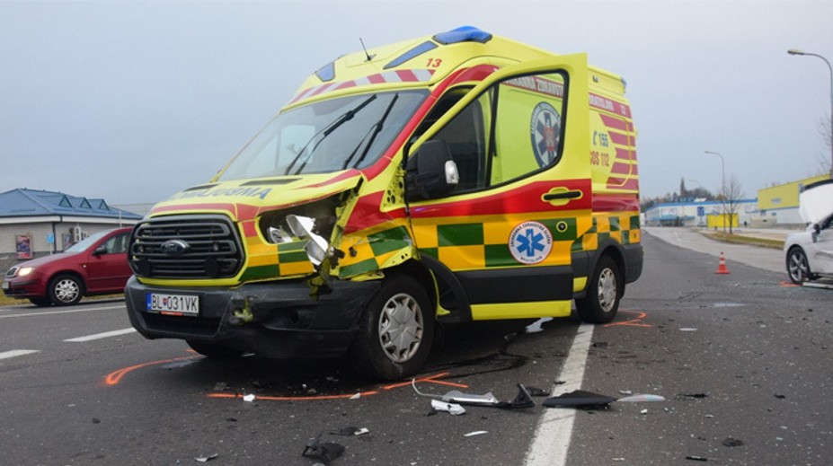 Vo Zvolene sa zrazilo auto so sanitkou, zranených ošetrili v nemocnici