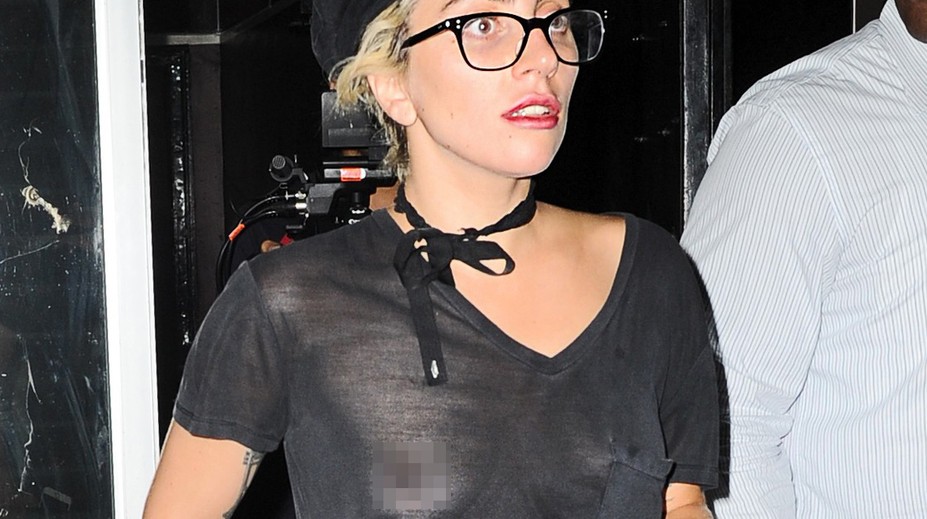 Uff, toto nie je pekný pohľad. Lady Gaga naostro v priesvitnom tričku