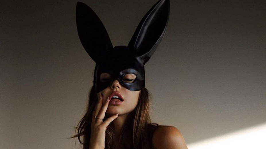 Z hriešne sexy modelky sa mužom podlamujú kolená. Provokuje, ako sa dá