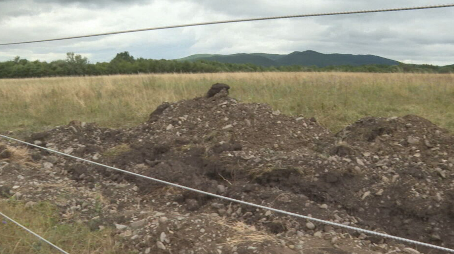 Stovky ľudí na východe zostali bez vody. Na poliach pri obci niekto prekopal vodovod