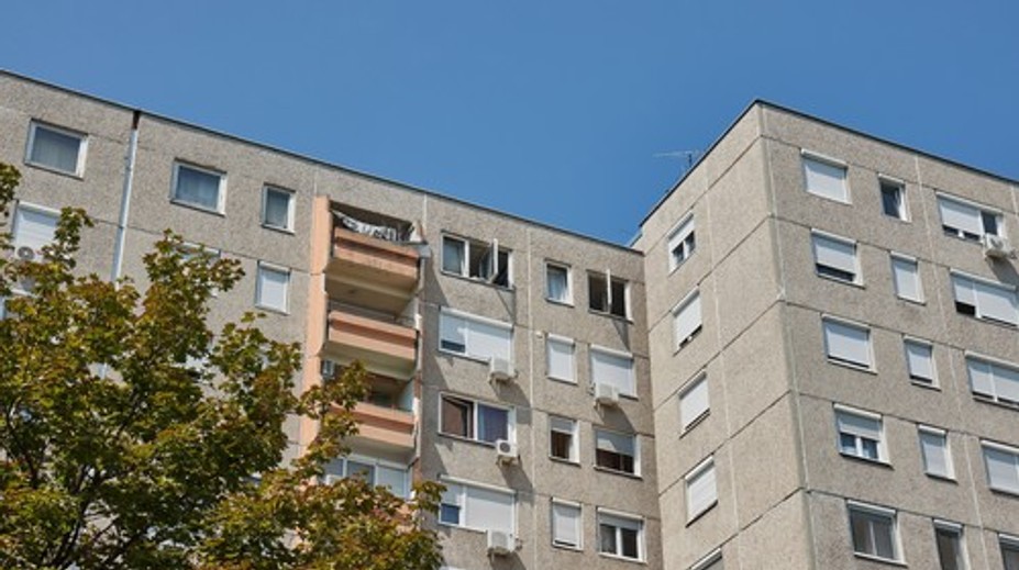 Muž vyhodil chladničku z jedenásteho poschodia. Tesne minul okoloidúcu ženu so psom