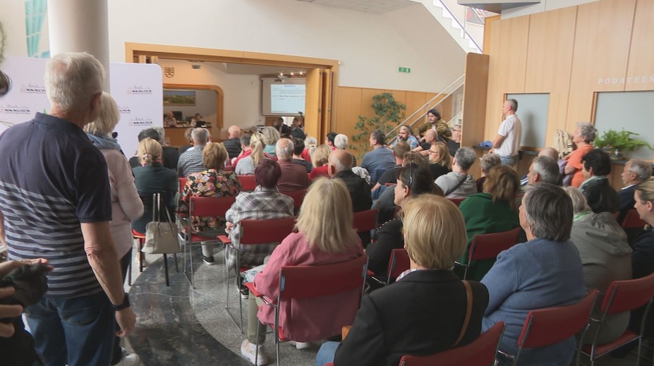 Vášne, nadávky, piskot a krik. V „meste trdelníkov“ panuje napätie pre novú ekologickú spaľovňu