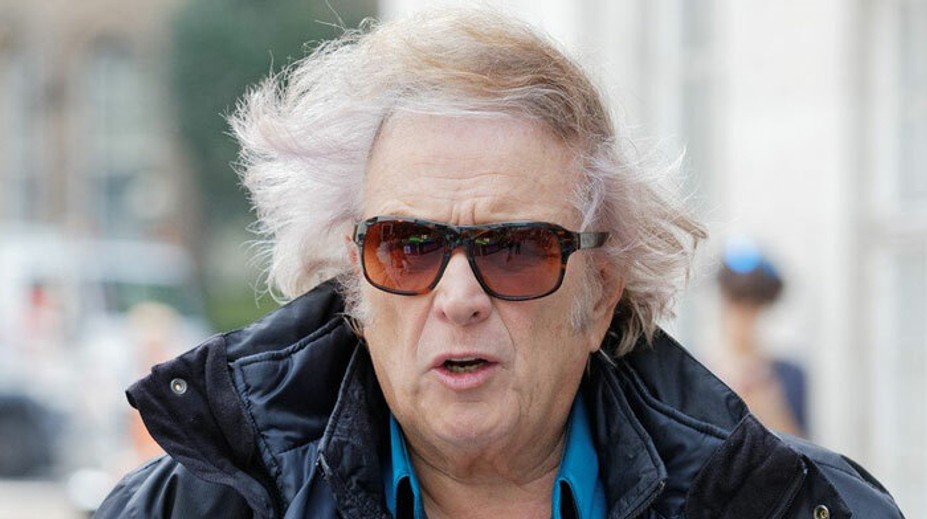 Po boku známeho speváka je mladá žabka. Je medzi nimi takmer 50-ročný rozdiel