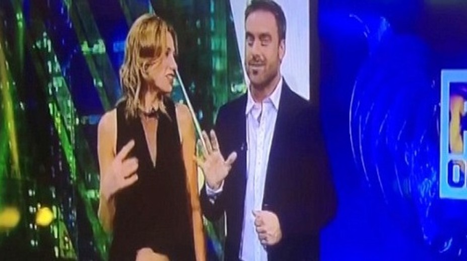 Trapas v televíznom vysielaní. Zdvihla šaty a ukázala, čo nemala