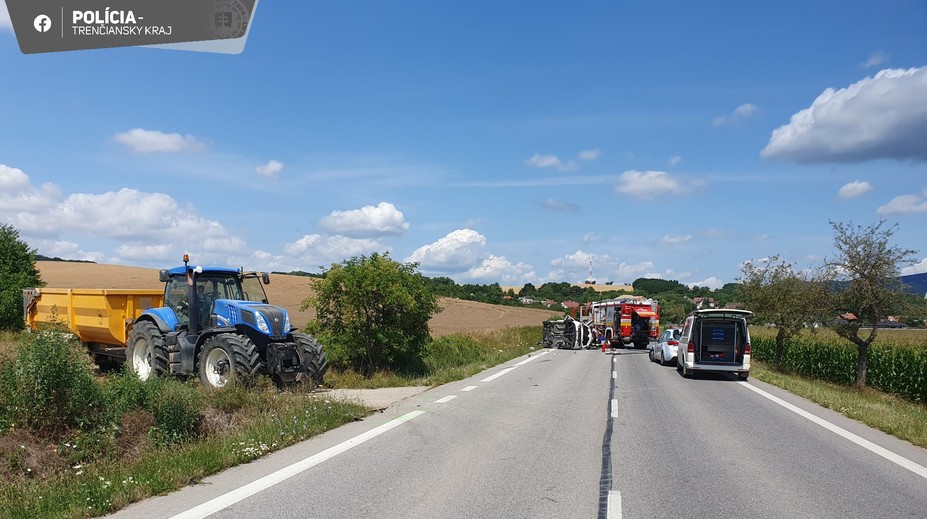 Vážna nehoda pri Hradišti. Po kolízii auta s traktorom zasahoval vrtuľník