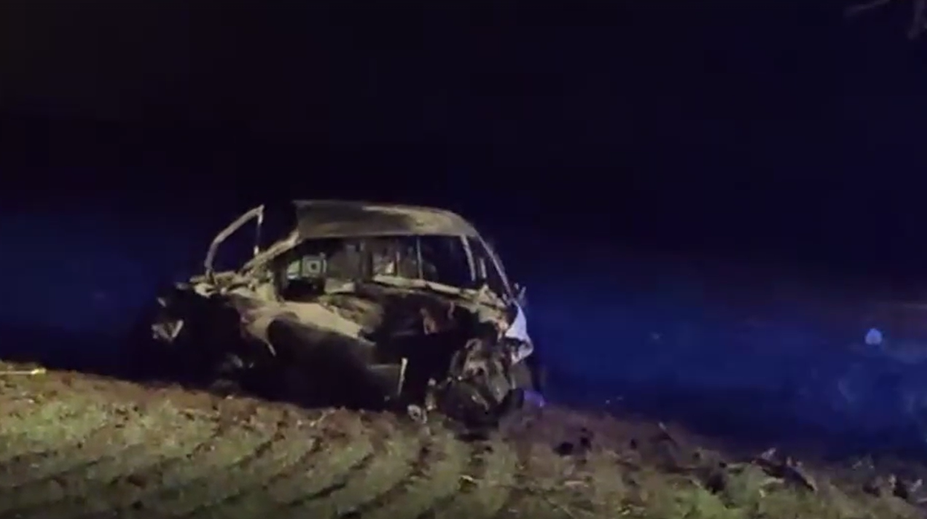 FOTO a VIDEO: Hrôzostrašná nehoda pri Hlohovci. Vodič v aute uhorel