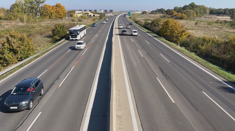 SaS vyzvala Hegera, aby odmietol návrh EÚ o zákaze áut so spaľovacím motorom. Slovenský minister pritom už koná