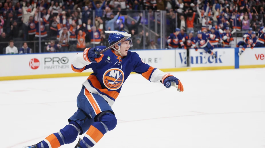 Dosiahol zápis, na ktorý sme čakali takmer sto rokov. Najlepší nováčik NHL preukázal neuveriteľnú skromnosť