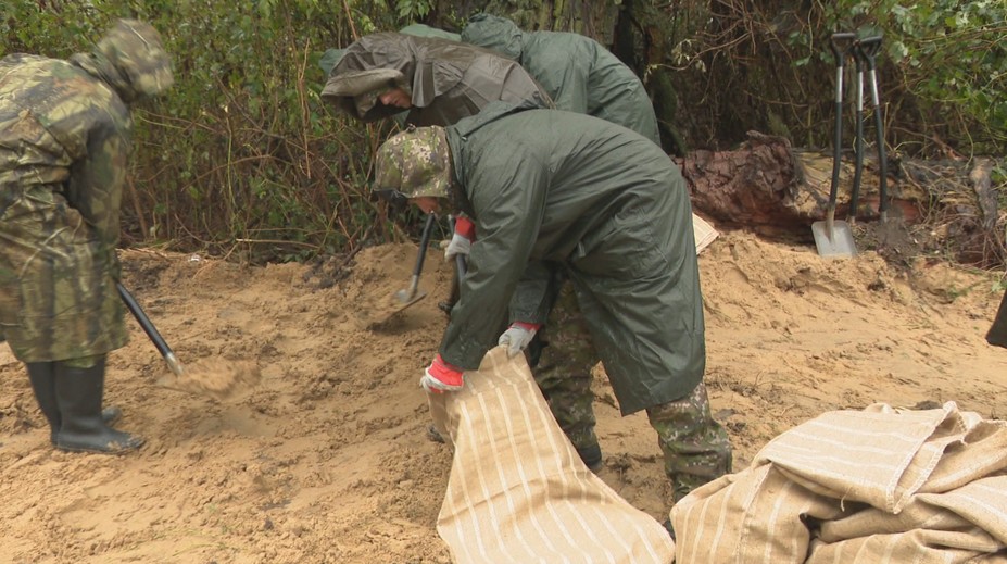 Na viacerých miestach rieky Morava sú vojaci aj hasiči. Po skupinkách budujú hrádze