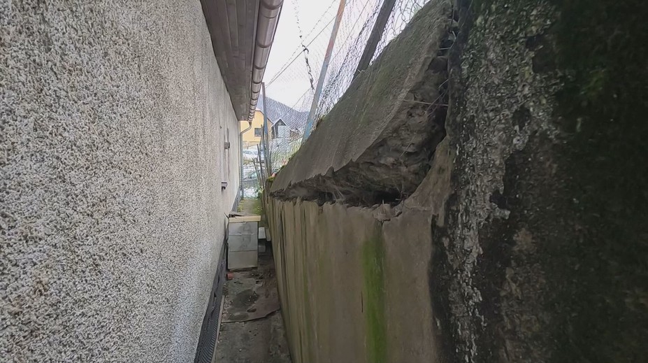 Múr nad jeho domom je v havarijnom stave. Pán Vladimír sa už roky sporí s mestom